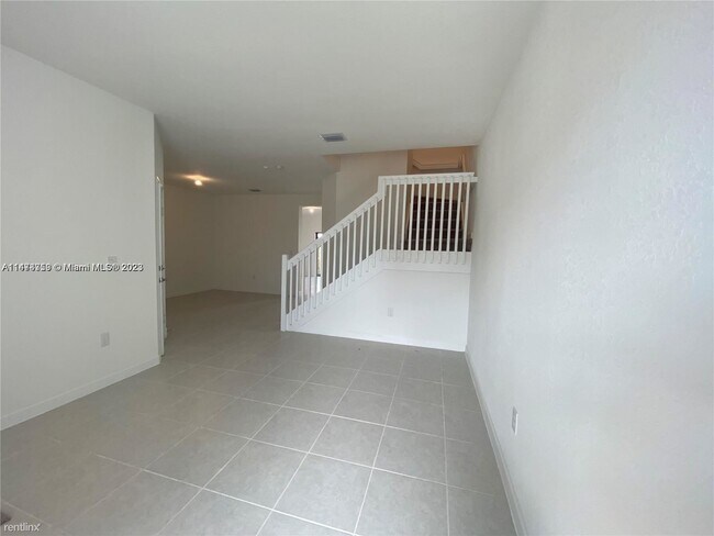 Building Photo - 4 br, 2.5 bath House - 20850 NE 7th Pl # 2...