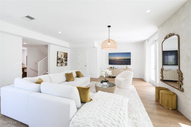 Building Photo - 888 10th St S