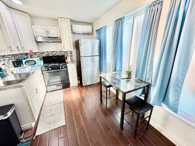 Foto del edificio - 5333 Longridge Ave