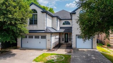 Building Photo - 902 St George Pl