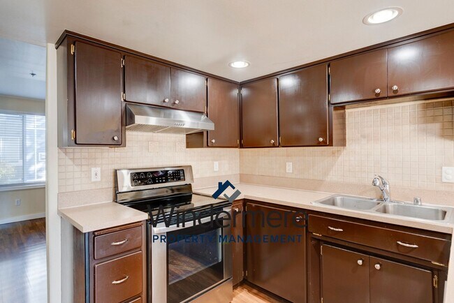 Building Photo - 2 Bed 2 Bath Ground Level Baker View Condo...