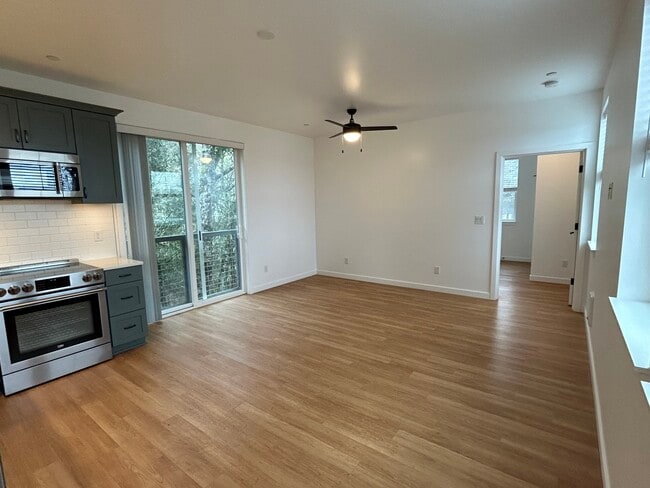 Building Photo - Canal House