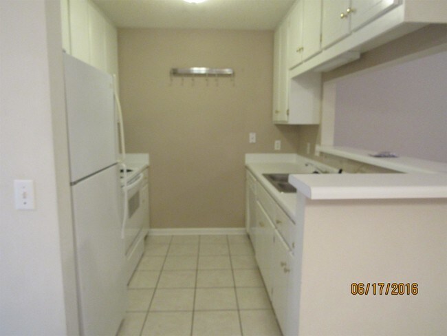 Building Photo - 300 Ridgeway Dr