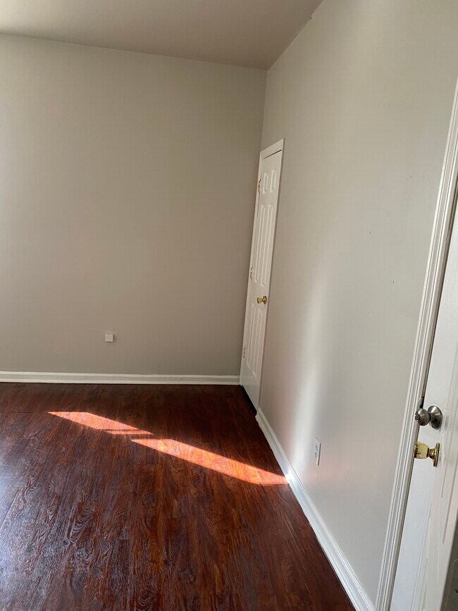 Foto del edificio - 6030A Etzel Avenue