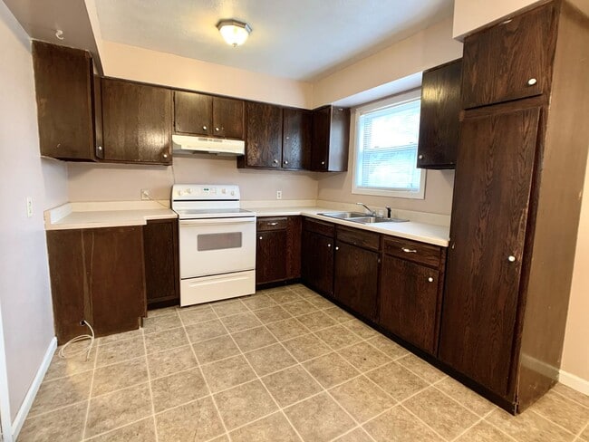 Building Photo - 3 Bedroom Single Family Home
