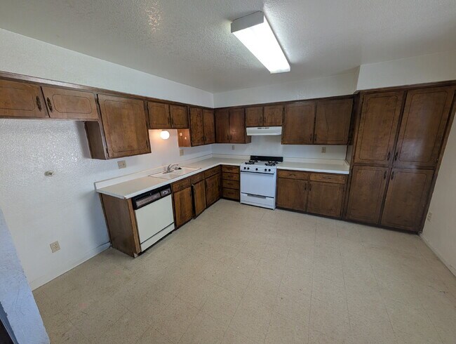 Foto del edificio - "Charming Studio Retreat: Your Cozy Haven in Porterville!"
