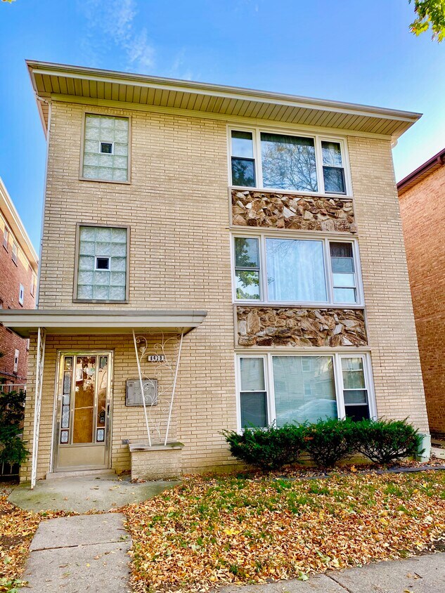 Foto principal - 8629 W Summerdale Ave