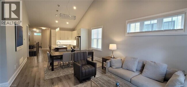 Building Photo - 10 Paradise Grv