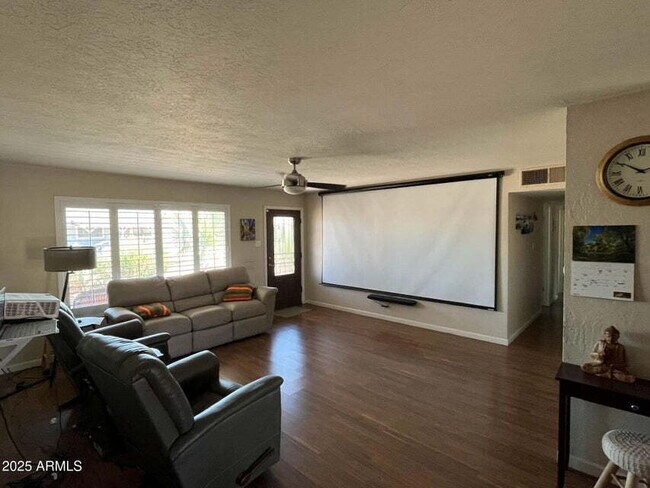 Foto del edificio - "Charming 2-Bed, 2-Bath Retreat in Heart of Scottsdale – Your Perfect Desert Oasis!"