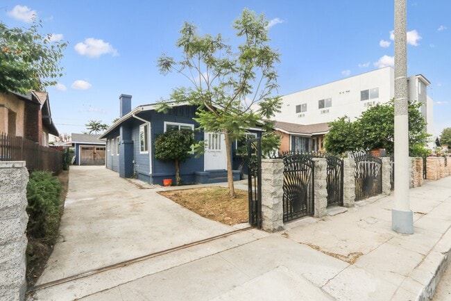 Building Photo - 218 W 87th St