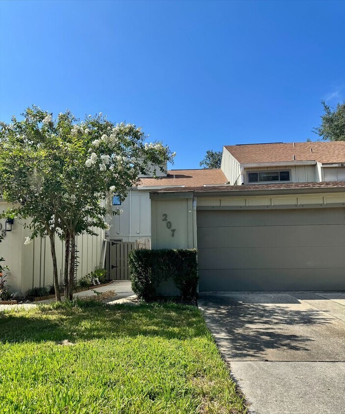 Foto principal - Beautiful 3 Bedroom 3 Bath home $2275