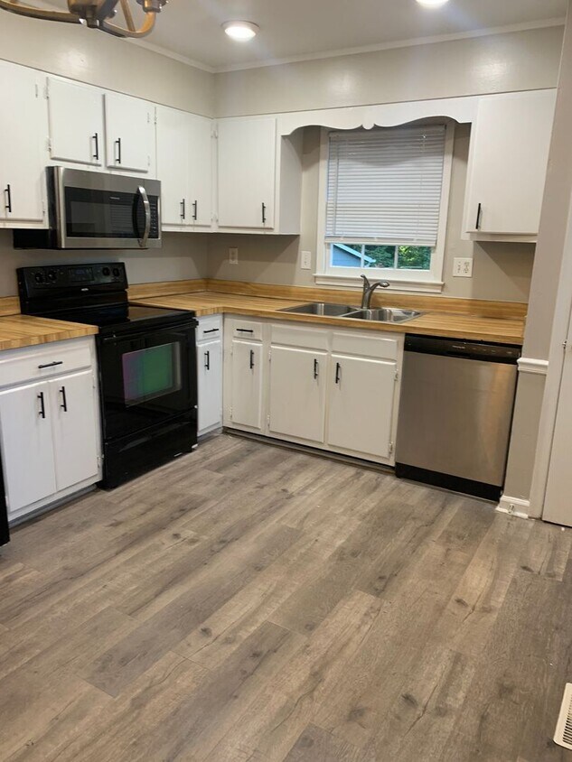 Foto principal - 3 BEDROOM BRICK RANCH WITH FENCED IN BACK ...