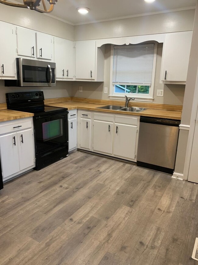 Building Photo - 7805 Hemlock Ct