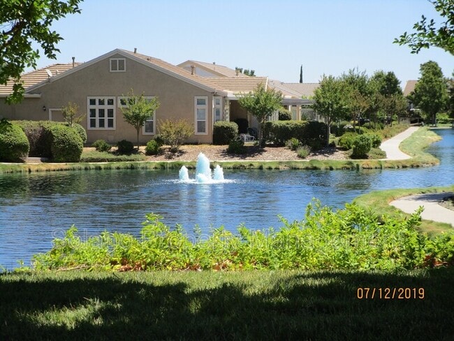 Foto del edificio - 451 Edgewood Dr