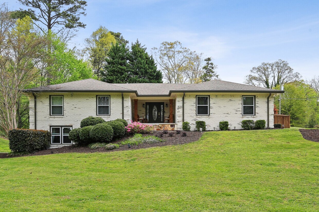 Primary Photo - Dunwoody Village Home With Pool