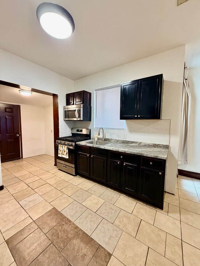 Building Photo - Available Now - Pet-Friendly 3-Bedroom Home in West Parkside