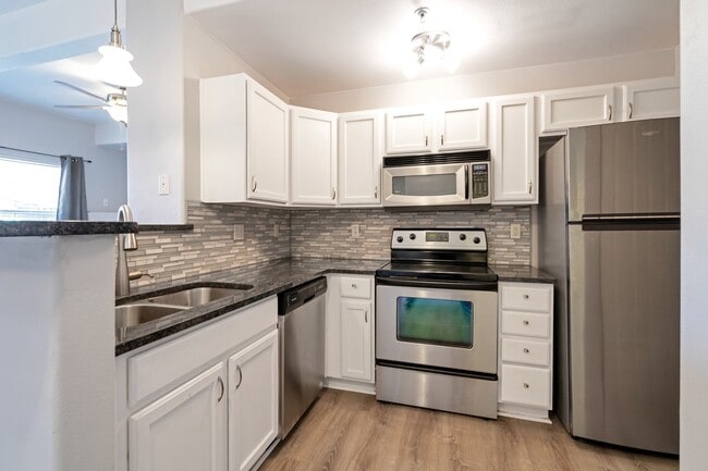 Building Photo - Stunning 2 Bedroom 2 Bathroom condo In Aurora with a garage!