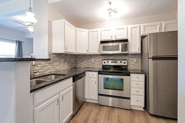 Foto del edificio - Stunning 2 Bedroom 2 Bathroom condo In Aurora with a garage!