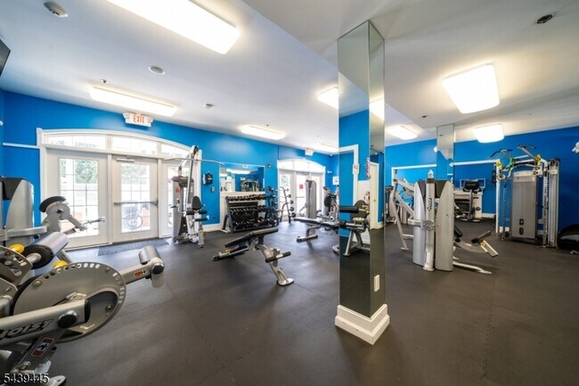 Building Photo - 334 Wilshire Dr