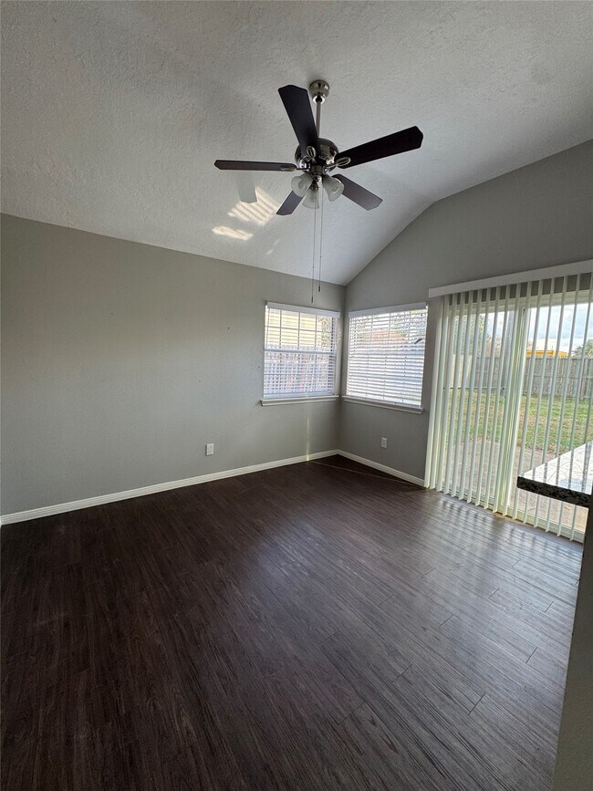 Foto del edificio - 7138 River Garden Dr