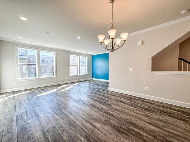 Building Photo - Luxurious 3 Bed 2.5 Bath Townhome With Bal...