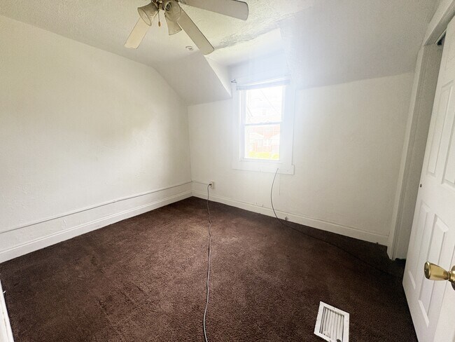 Building Photo - 877 Vankirk St