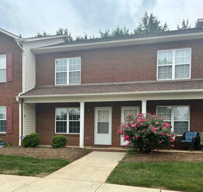 Building Photo - 102 Brandywine Dr NE