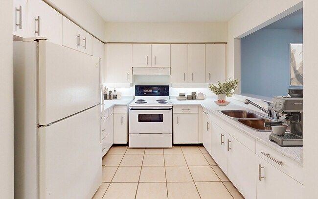 Photo du bâtiment - Spacious 1bd/1ba at Broadway & Alma