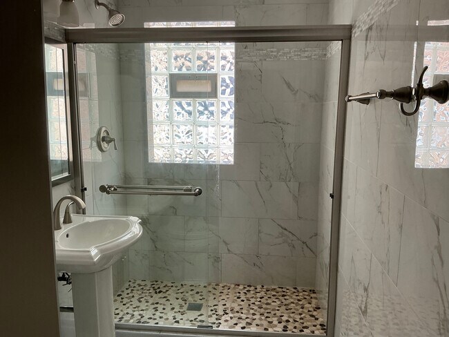 Baño - 2553 W Summerdale Ave