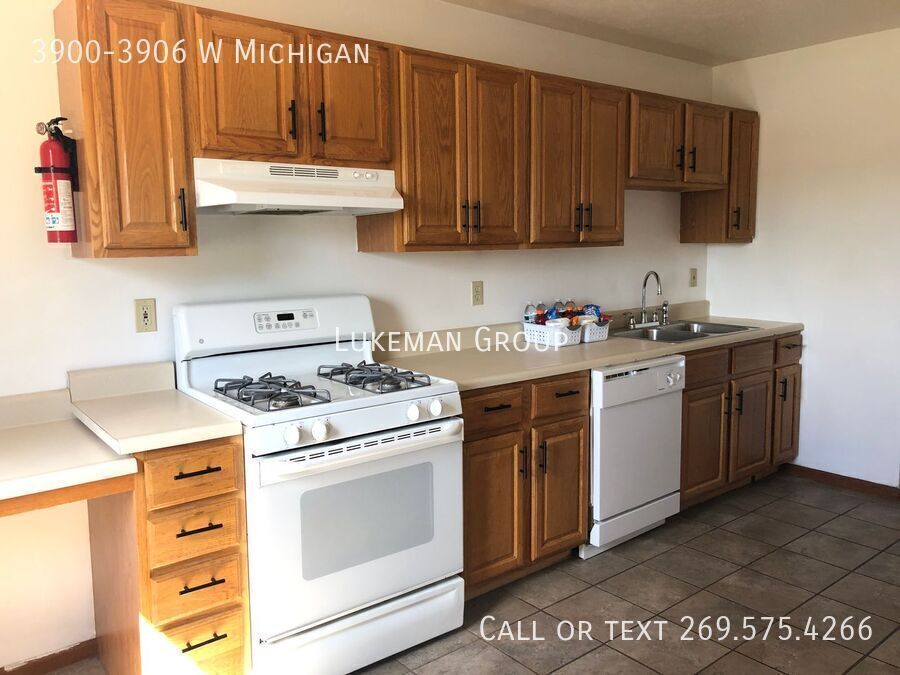 Primary Photo - 3900-3906 W Michigan-