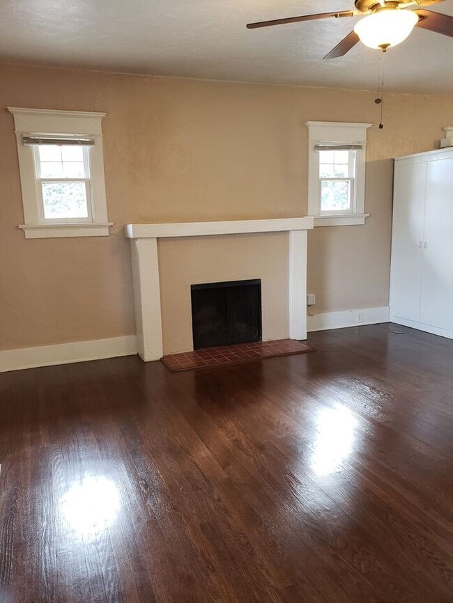 Building Photo - Craftsman style duplex w/ parking in N. Pa...