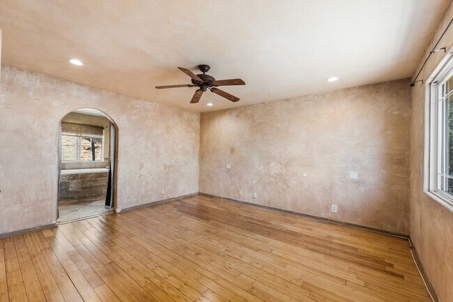 Foto del edificio - 8743 Topanga Canyon Blvd