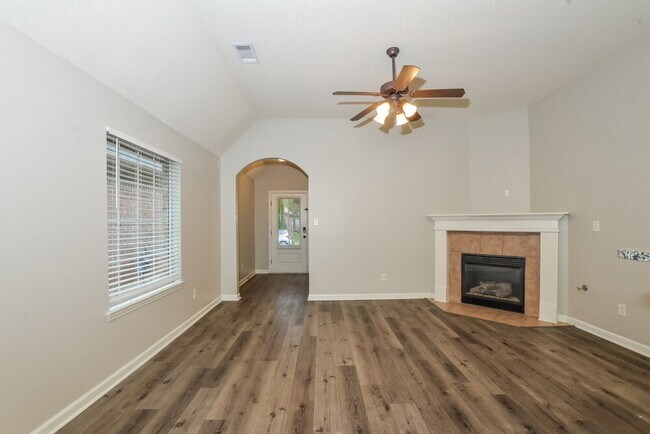 Building Photo - 10253 Evening Hill Dr