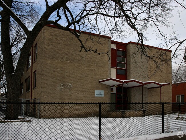 Building Photo - 2022 S Park Ave
