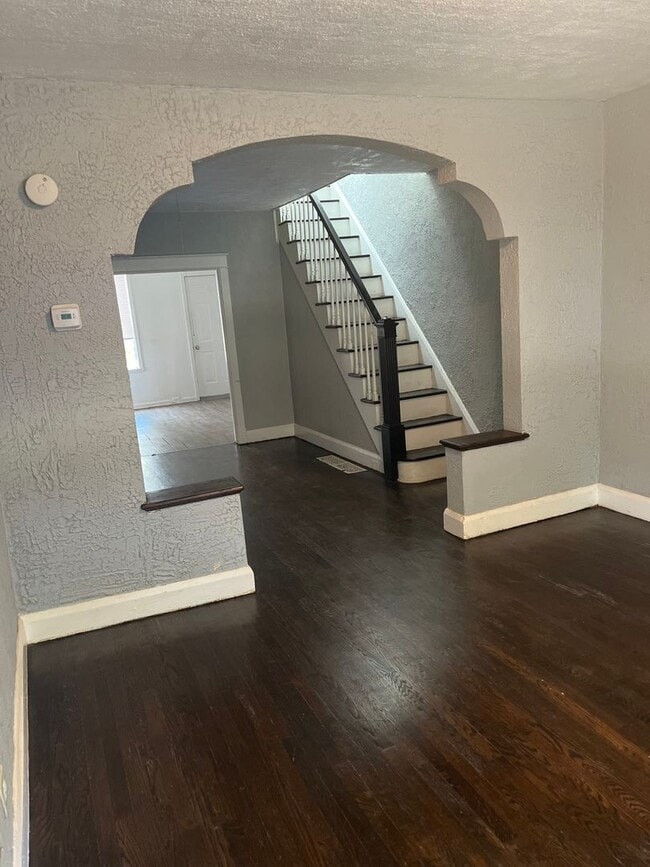Building Photo - Welcome to this Charming Home