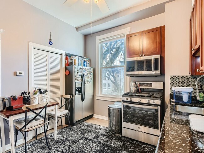 Foto del edificio - 1657 W Byron St