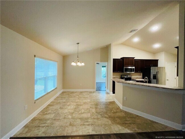 Foto del edificio - 3273 SW Rosser Blvd