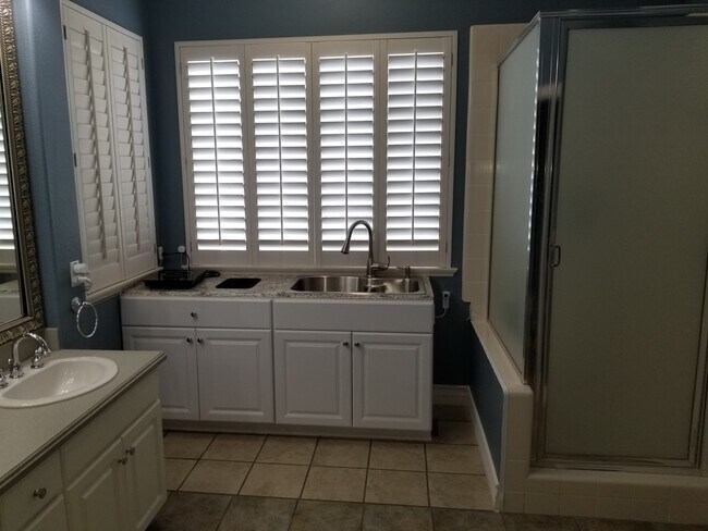 Kitchenette & Shower - 3151 Ferncreek Ln