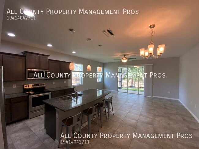 Building Photo - Spacious Palmer Ranch Home Near HOA Pool w...