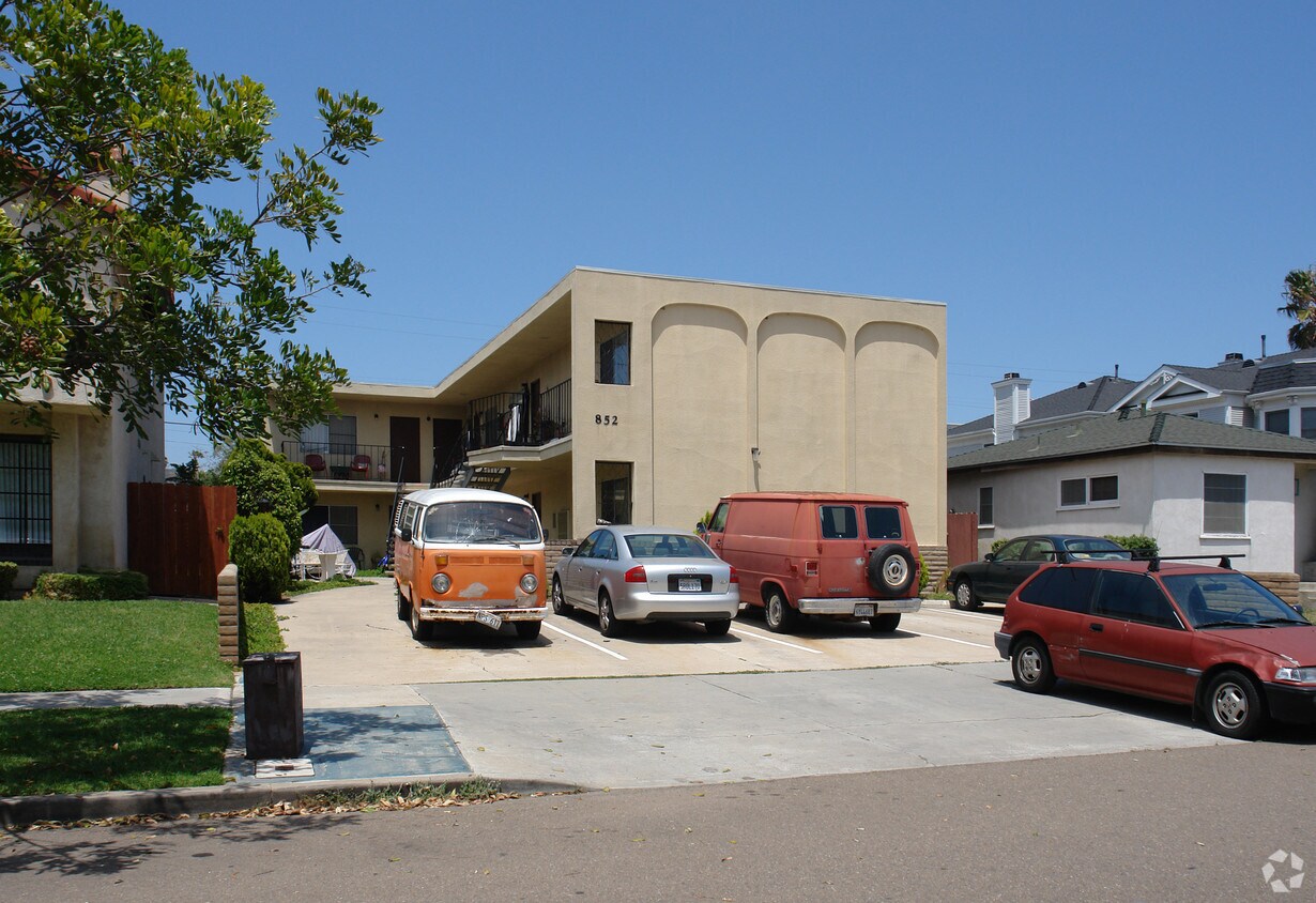 Elan Beachlofts Apartments in Pacific Beach, CA