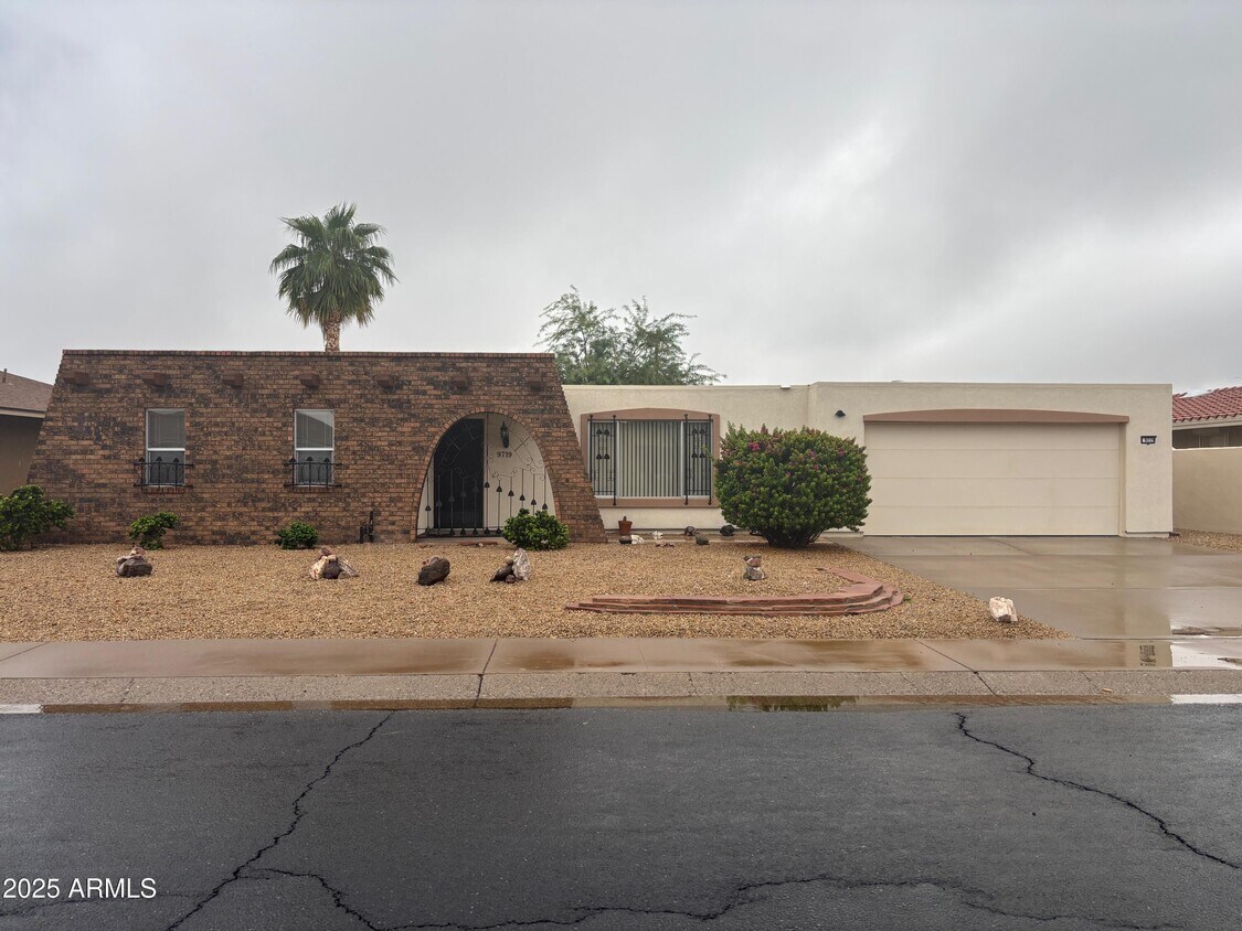 Foto principal - 9719 W Rolling Hills Dr