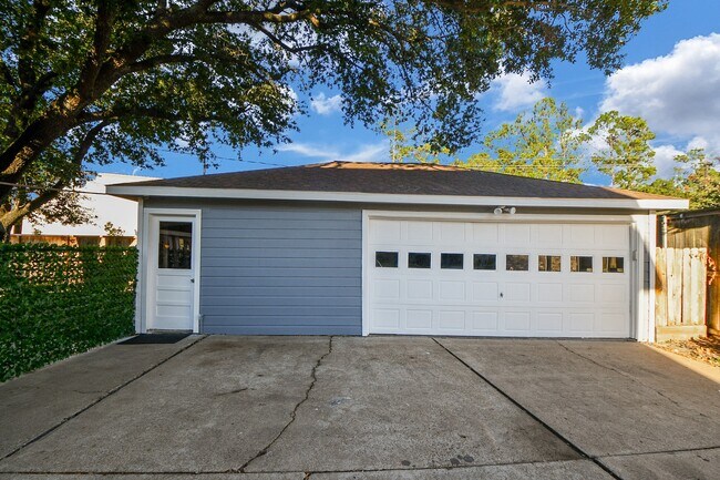 Foto del edificio - 7310 Ridge Oak Dr