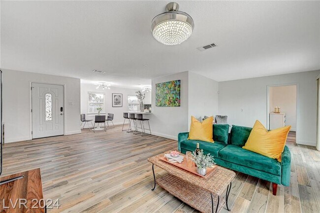 Foto del edificio - MODERN SINGLE STORY NESTLED IN HUNTRIDGE N...