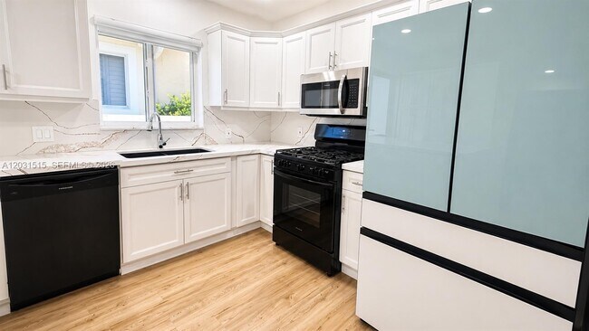 Foto del edificio - 8819 Dickens Ave