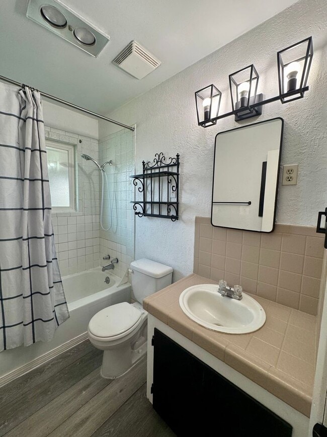 Building Photo - Renovated 2 bed 1 bath duplex near town ce...