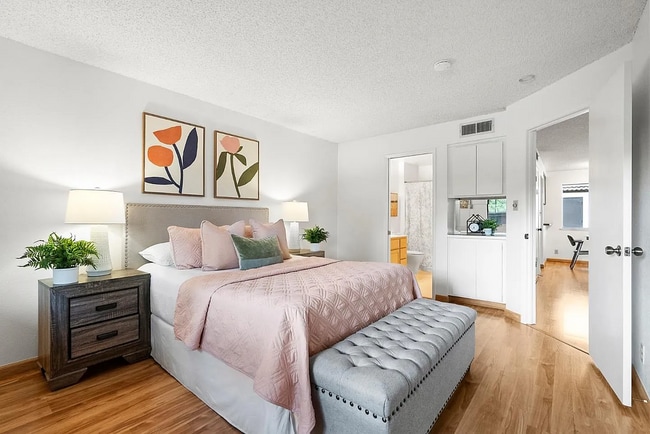 Building Photo - Charming 1 Bedroom 1 Bathroom Condo in the...