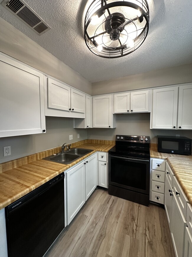 Foto del edificio - 38 Helmsman Ct