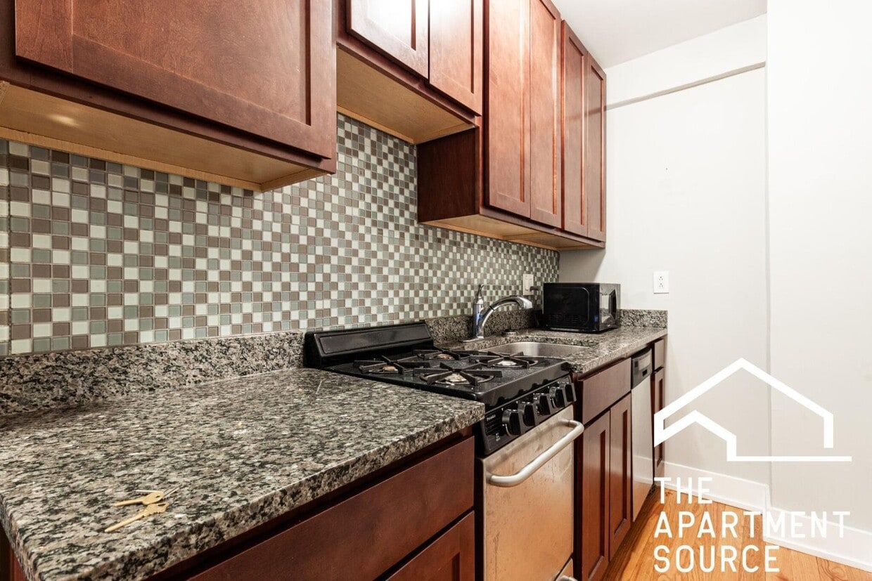 Photo - 425 W Roscoe St (Chicago, IL)