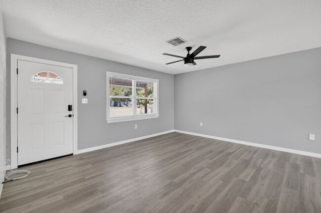Building Photo - Move-In Ready 3 Bedroom Home in Tavares with no HOA