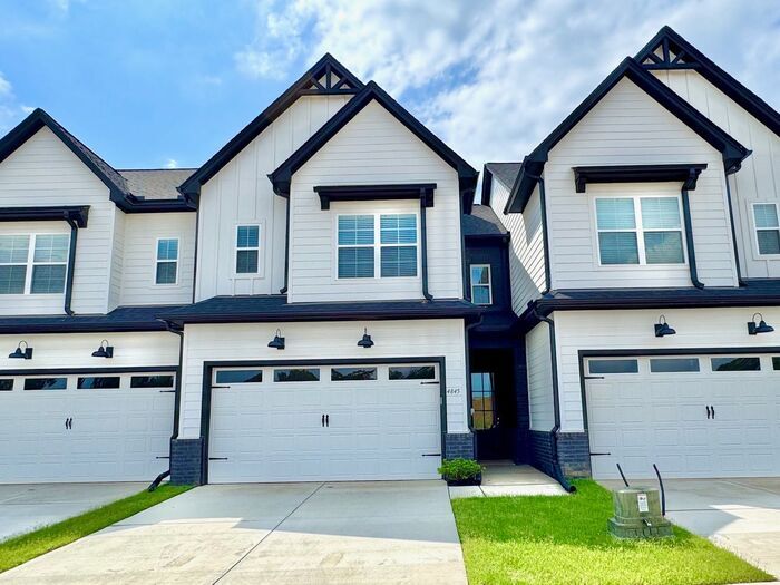 Foto principal - Now Leasing at Cedar Bluff – 4BR Townhomes...